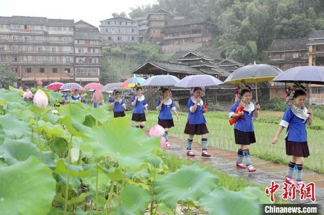 广西侗乡欢庆程阳风雨桥落成100周年