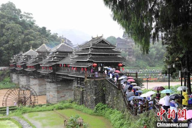 广西侗乡欢庆程阳风雨桥落成100周年