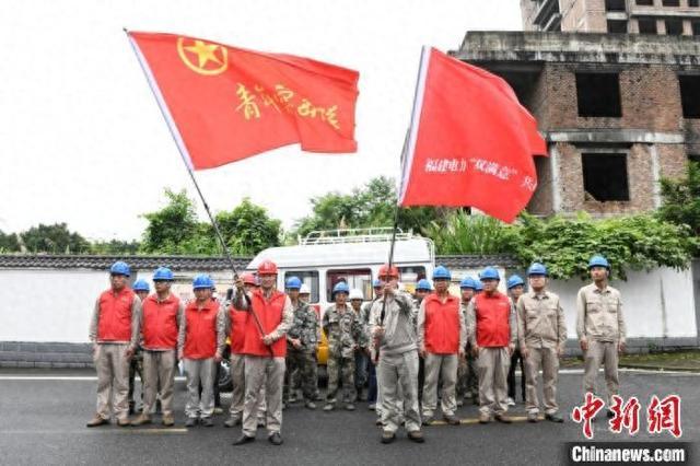 强降雨持续 福建三明3支电力抢修队伍赴武平抢险