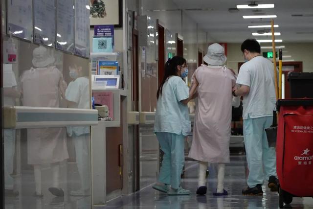 杭州95后小伙在医院椅子上连睡60天：比起妹妹这不算什么！