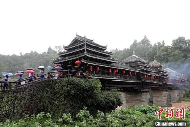 广西侗乡欢庆程阳风雨桥落成100周年