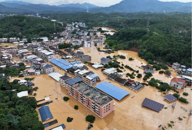 直击｜梅州抗洪抢险救援进行中，部分地区逐渐恢复电力供应