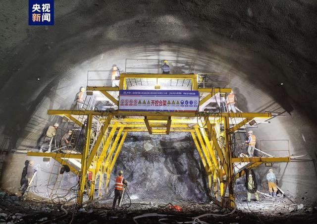 渝昆高铁那寨箐隧道关键线路提前贯通