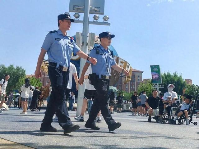 北京环球度假区，民警盯上防晒“全副武装”男子