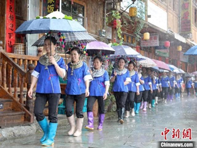 广西侗乡欢庆程阳风雨桥落成100周年