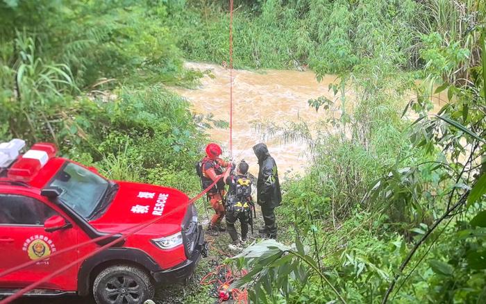 男子钓鱼遇暴雨被困河岸，贵州仁怀消防成功救援