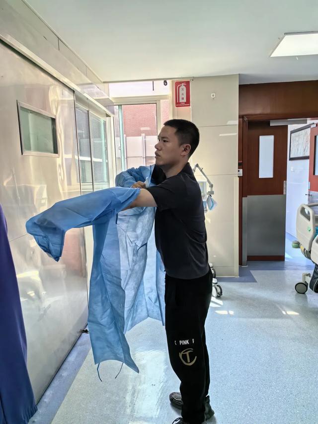 杭州95后小伙在医院椅子上连睡60天：比起妹妹这不算什么！