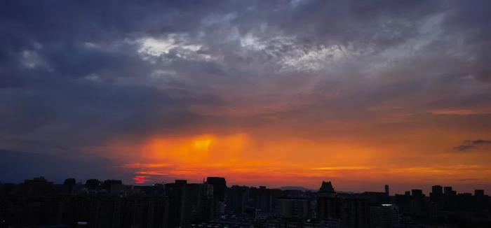 杭州傍晚的天刷屏了！说好的雨何时下？大转折马上到！