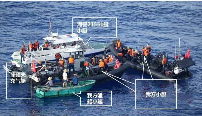中方海警执法人员登临检查菲运补小艇