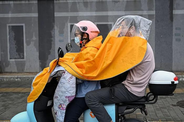 雨+大风+冰雹，北京多区发布雷电预警！近期雷雨频繁，当心→