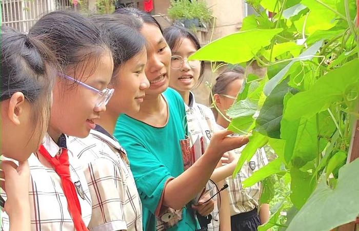 广西农业科学院花卉研究所联合南宁市华衡小学举行劳动教育实践基地挂牌仪式