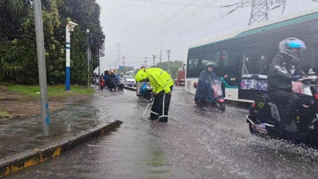 积水点监测、部分高速限速，上海五万民警应对“暴力梅”