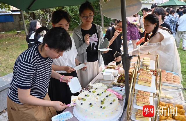 红毯入场，户外晚宴，定制礼物，这场“毕业派对”仪式感拉满