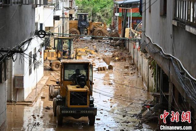 暴雨致广东梅州多地受灾严重 灾后清理工作有序开展