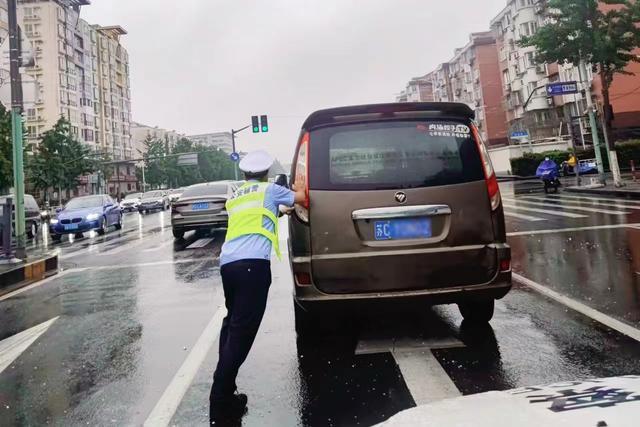 积水点监测、部分高速限速，上海五万民警应对“暴力梅”