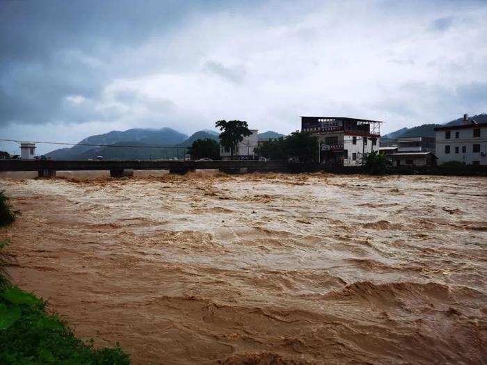 广东暴雨救援现场：起飞、降落时螺旋桨发出的噪声没停过