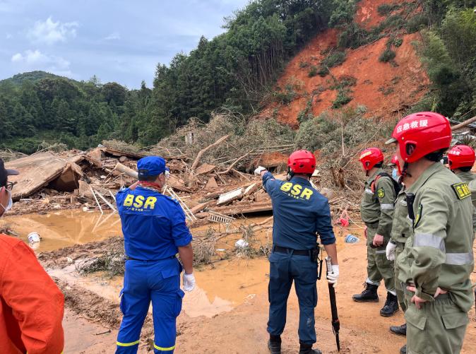 广东暴雨救援现场：起飞、降落时螺旋桨发出的噪声没停过