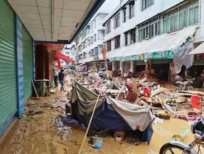 广东暴雨救援现场：起飞、降落时螺旋桨发出的噪声没停过