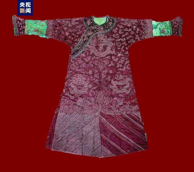 国家文物局向山东大学博物馆划拨美国公民捐赠的1件清代袍服
