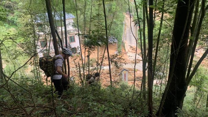 梅州金山村：洪水冲毁路基，村民徒步进山送物资