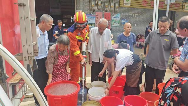 暴雨过后的福建龙岩：消防救援人员全力协助排涝除险、运送物资