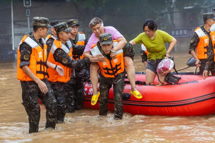 广西桂林：漓江水位持续上涨 武警官兵转移受灾群众