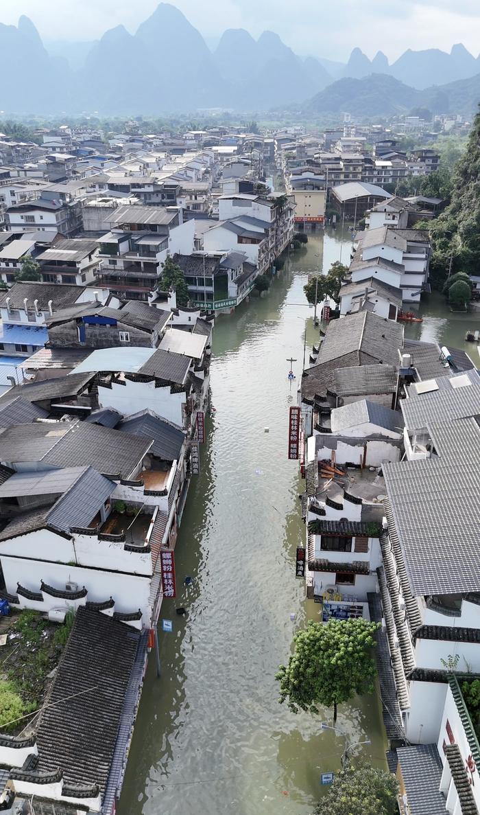 桂林遭遇1998年以来最大洪峰，漓江景区已关闭正疏散游客