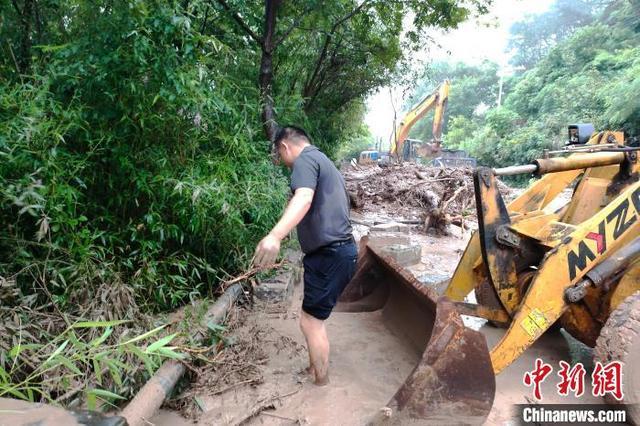 安徽多地降暴雨 黄山紧急转移被困民众