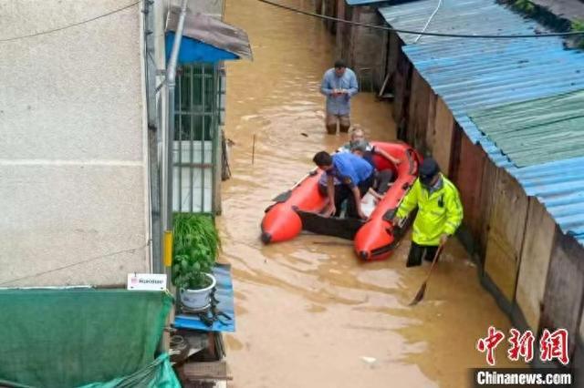 安徽多地降暴雨 黄山紧急转移被困民众