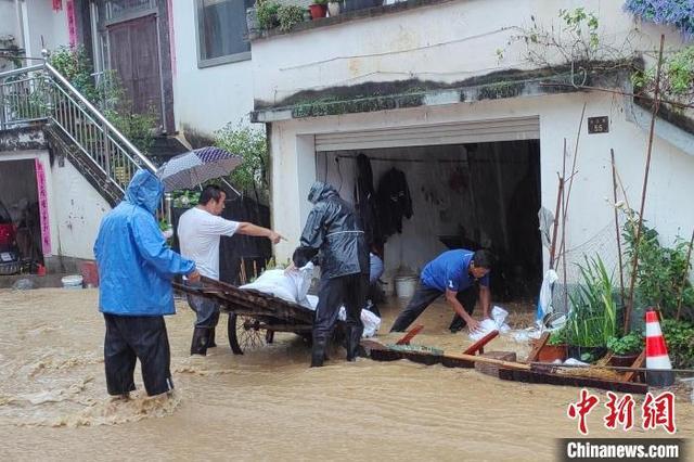 安徽多地降暴雨 黄山紧急转移被困民众