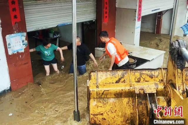 安徽多地降暴雨 黄山紧急转移被困民众