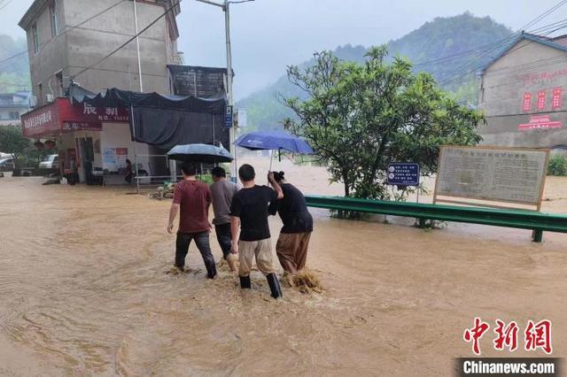 安徽多地降暴雨 黄山紧急转移被困民众