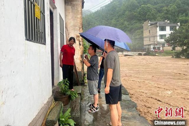 安徽多地降暴雨 黄山紧急转移被困民众