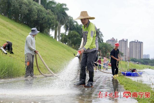 洪峰顺利过境，邕江沿岸滨江公园清淤忙