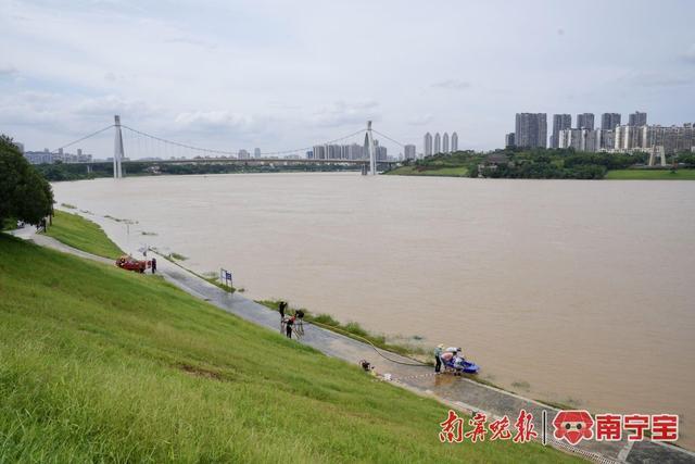 洪峰顺利过境，邕江沿岸滨江公园清淤忙