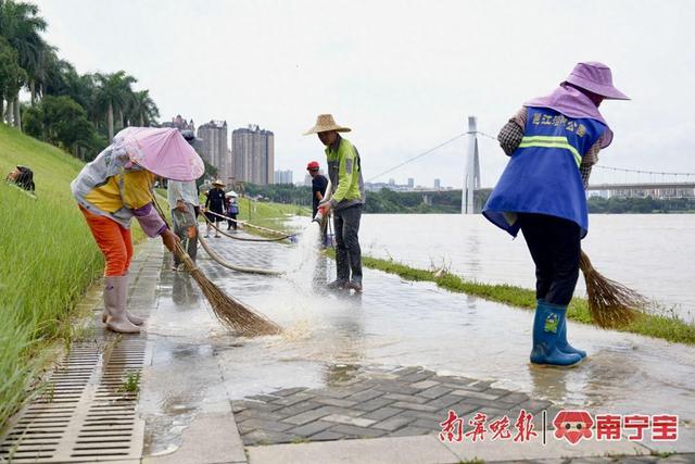 洪峰顺利过境，邕江沿岸滨江公园清淤忙