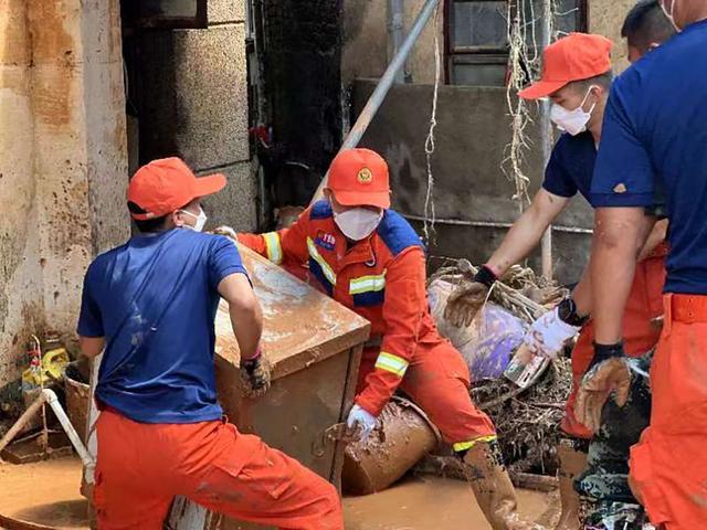 暴雨过后的福建龙岩：消防救援人员全力协助排涝除险、运送物资