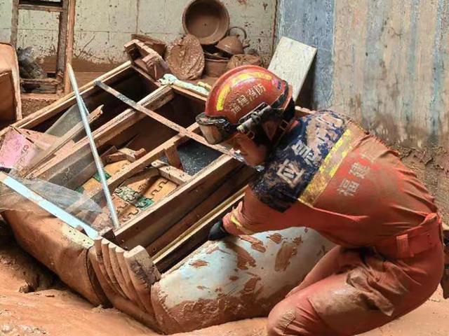 暴雨过后的福建龙岩：消防救援人员全力协助排涝除险、运送物资