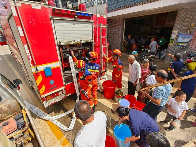 暴雨过后的福建龙岩：消防救援人员全力协助排涝除险、运送物资