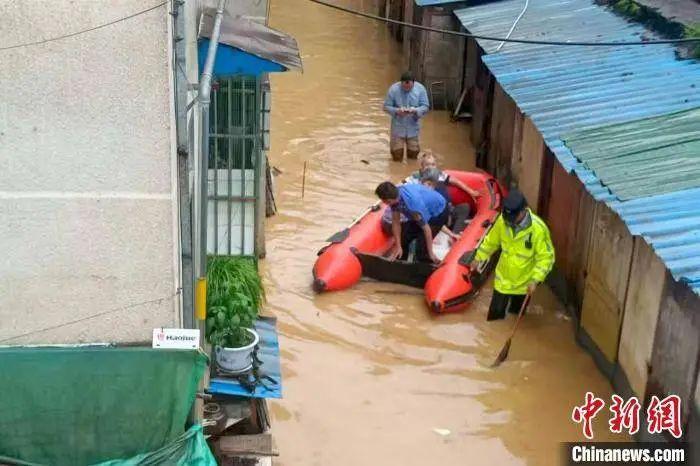 黄山暴雨！房屋被冲垮，车辆被冲走，公交暂停运营……