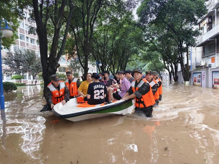 广西桂林：漓江水位持续上涨 武警官兵转移受灾群众