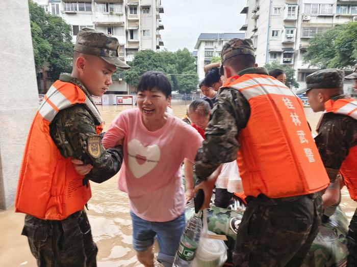 广西桂林：漓江水位持续上涨 武警官兵转移受灾群众