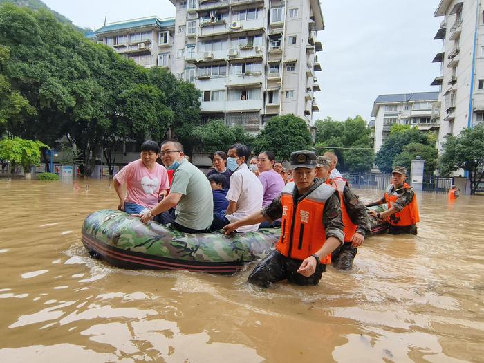 广西桂林：漓江水位持续上涨 武警官兵转移受灾群众