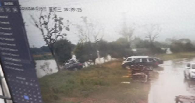 车主下车未熄火，300万豪车5分钟后离奇冲下河？当事人：还不清楚原因