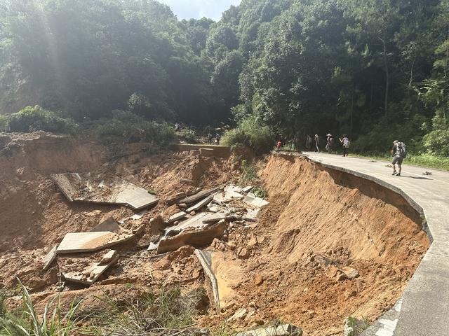 湃现场｜背上救援物资，他们徒步挺进暴雨后被困的将军村