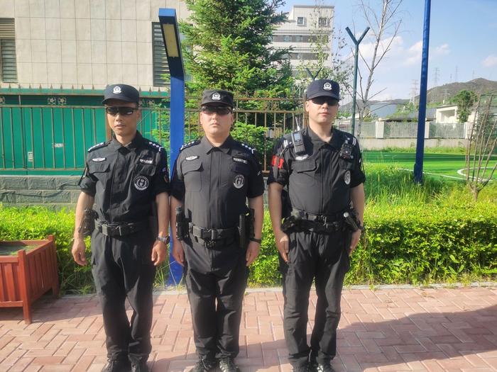 崇礼两老人受伤，武警特警交警医护联手施救，街头暖心一幕感动中国