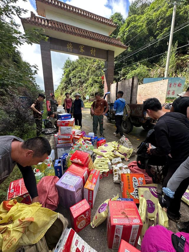 湃现场｜背上救援物资，他们徒步挺进暴雨后被困的将军村