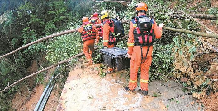 为买通生命线 消防救援人员负重徒步18小时挺进梅州失联村（救援人员拖出大部件）消防徒手救人，