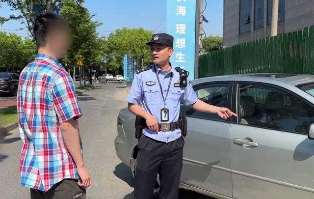 海宁警察半夜上街拉车门……网友：操碎了心