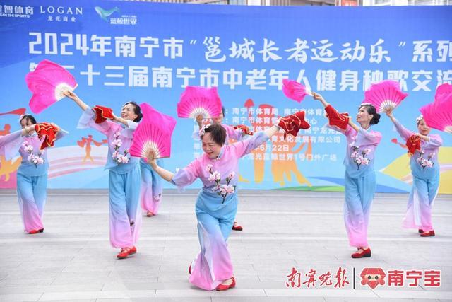 南宁举行健身秧歌交流活动，18支队伍翩翩起舞